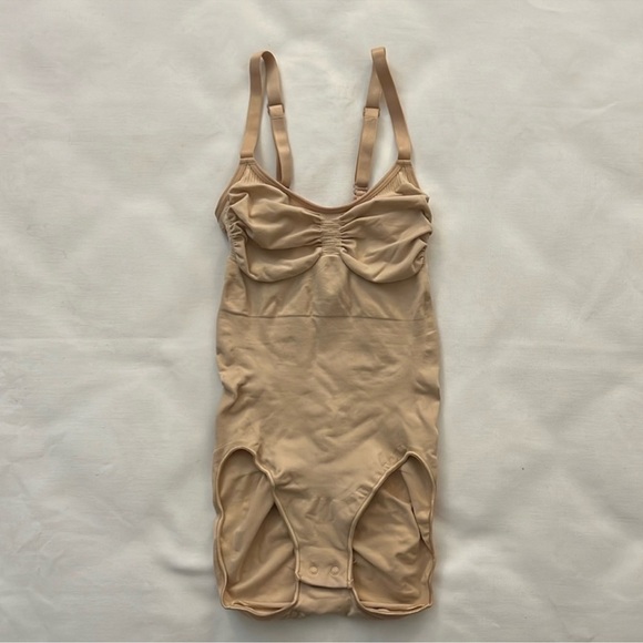 SKIMS Other - SKIMS SEAMLESS SCULPT BRIEF BODYSUIT NWOT SIZE L